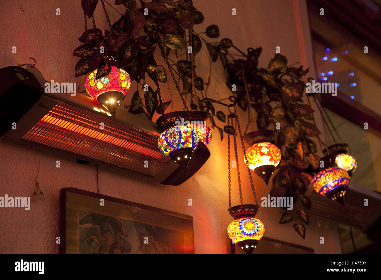 Lampen, hell, hngen, Heizung, Heizstrahler, Efeu, Oriental, Lampen,  Glaslampen, Mosaik, Deko, hell, bunt, Ost, Trkei, Asien, in der Regel zu  reisen, Waende Stockfotografie - Alamy