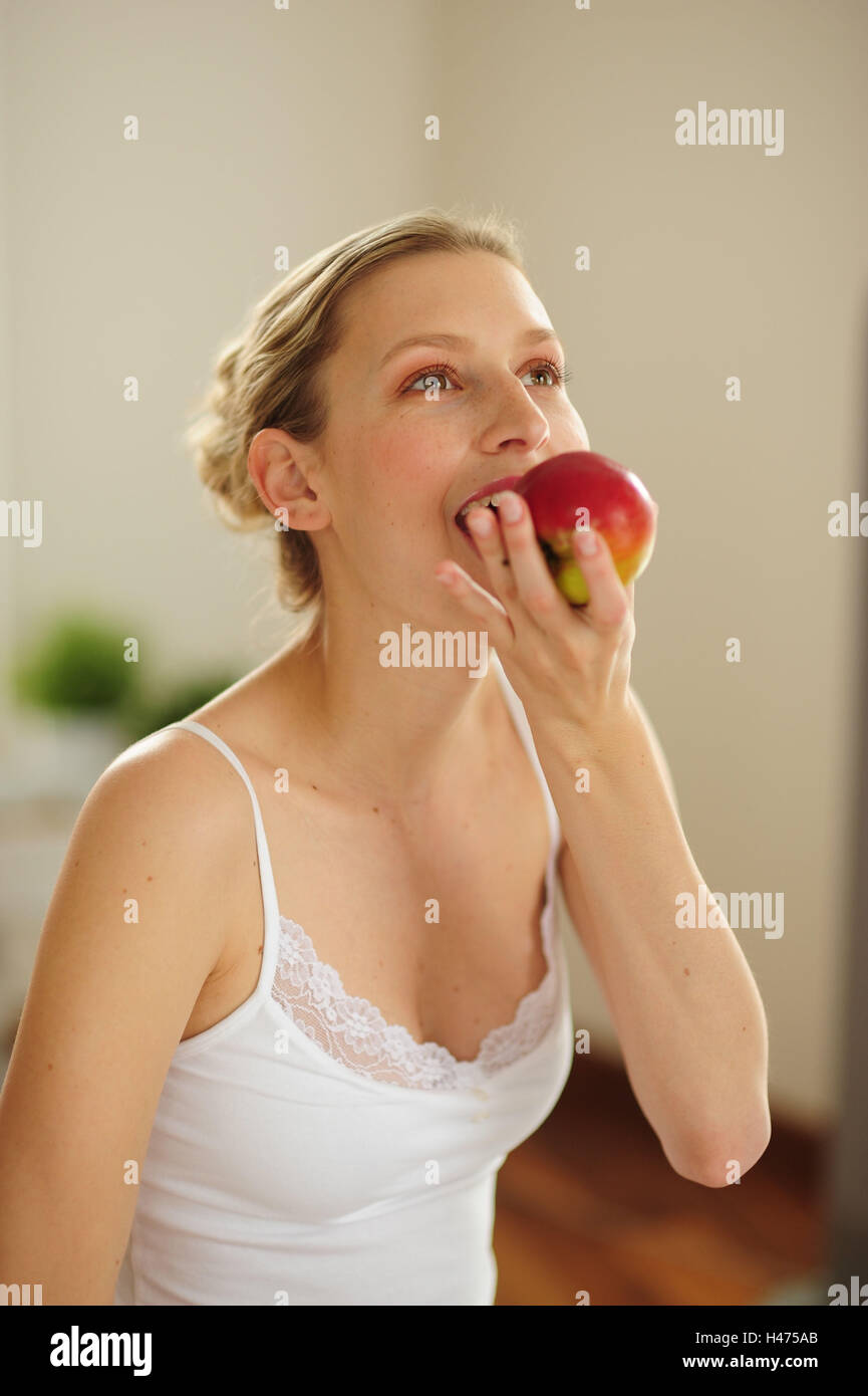 Junge Frau isst einen Apfel, Stockfoto