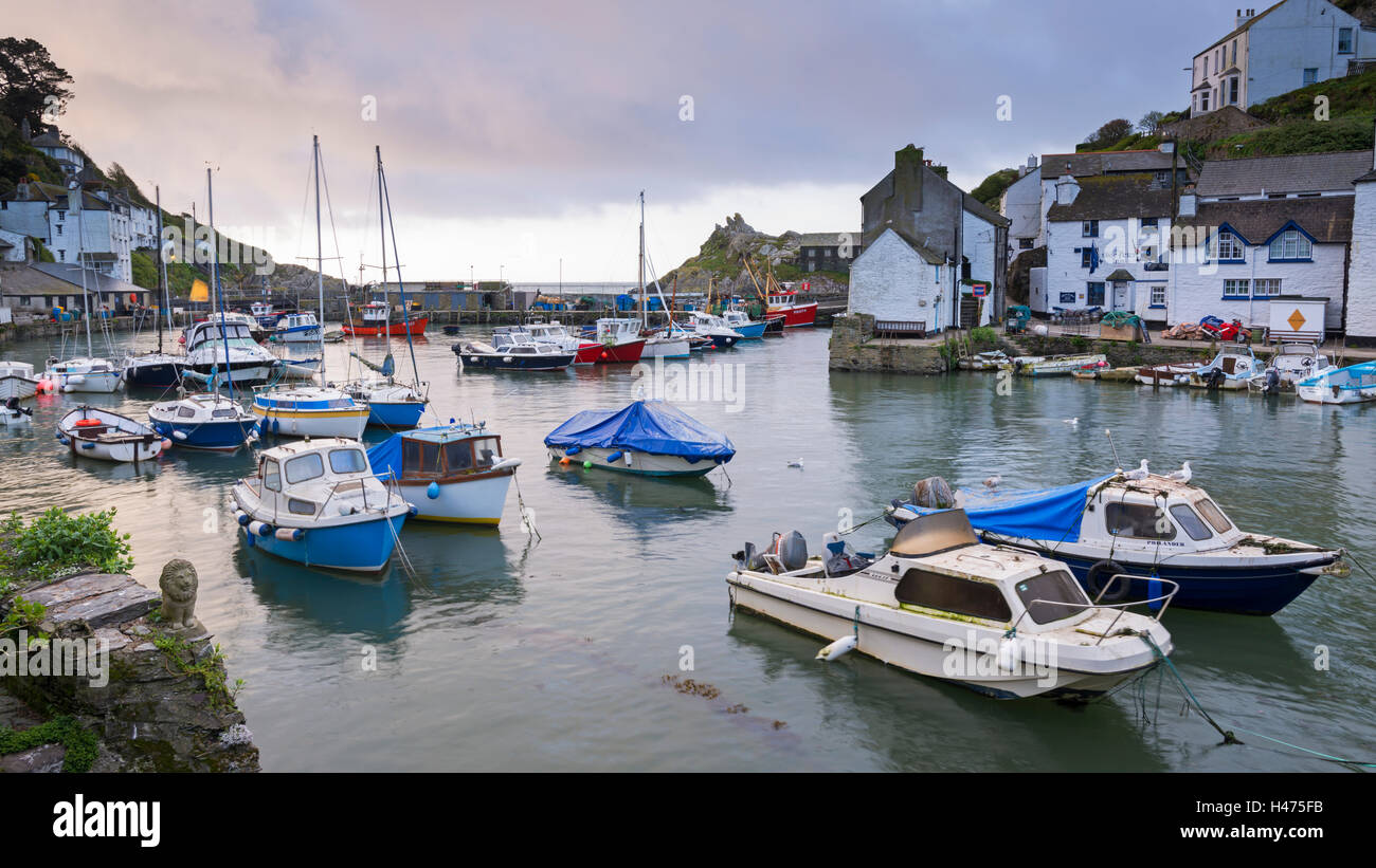 Boote im Hafen von Polperro, Cornwall, England. Frühjahr (Mai) 2015. Stockfoto