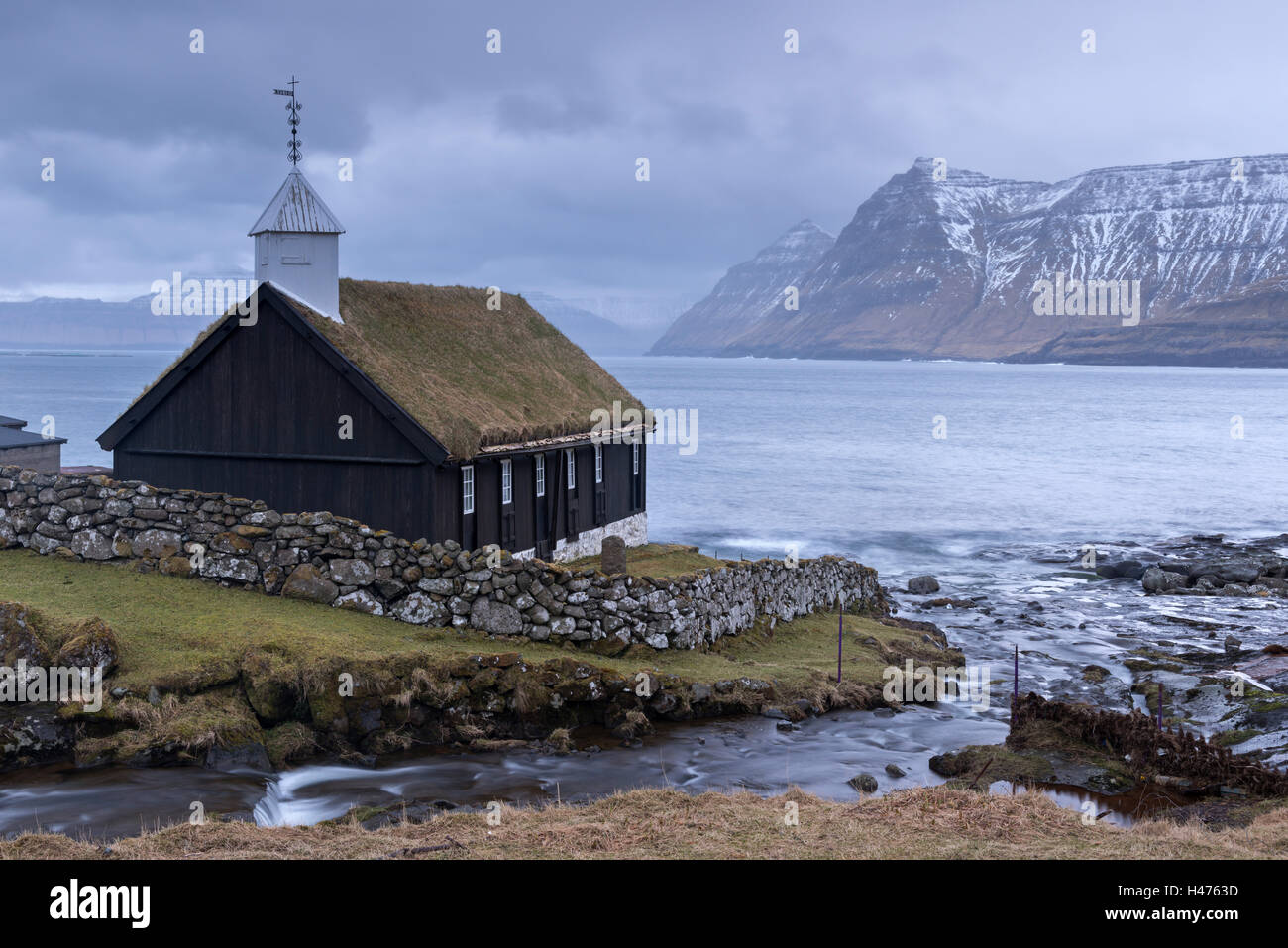 Grass überdacht Kirche im Dorf Funningur auf der Insel Eysturoy, Färöer Inseln, Dänemark, Europa. Winter (April) 2015. Stockfoto