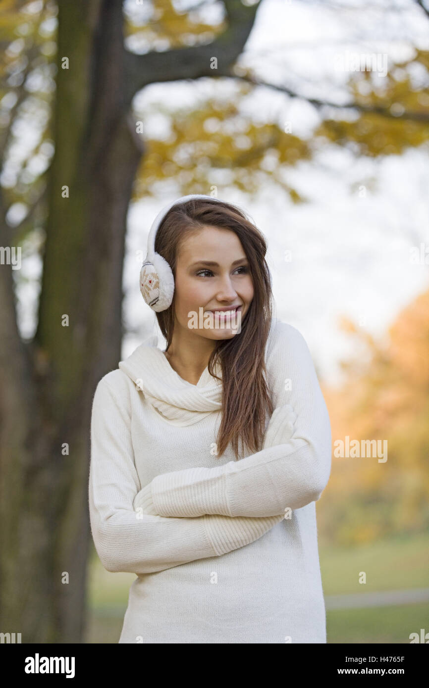 Frau, jung, Park, Pullover, mehr Ohr-herzlich, Lächeln, Herbst, halbe Porträt, Stockfoto