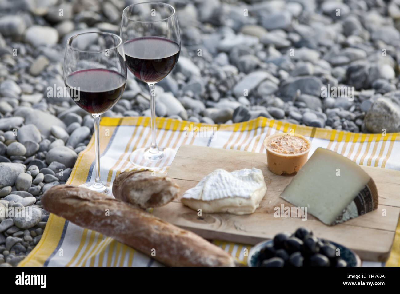 Picknick, Baguette, Käse, Wein, Stockfoto