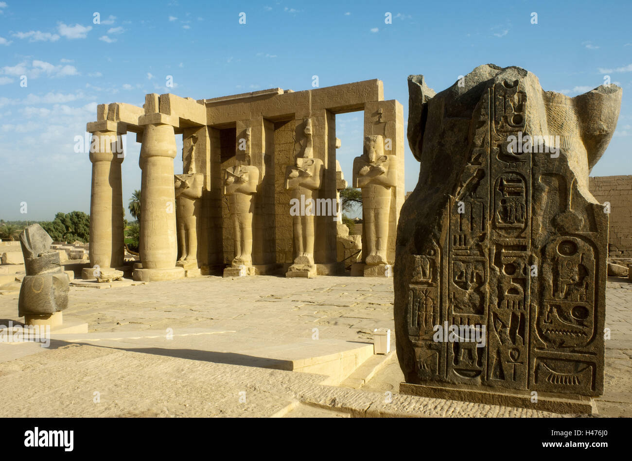 Ägypten, Luxor, Theben west, Ramesseum, Grabbeigaben Tempel Ramses II, Osiris Säule und Figur Schriftart Datenträger, Stockfoto