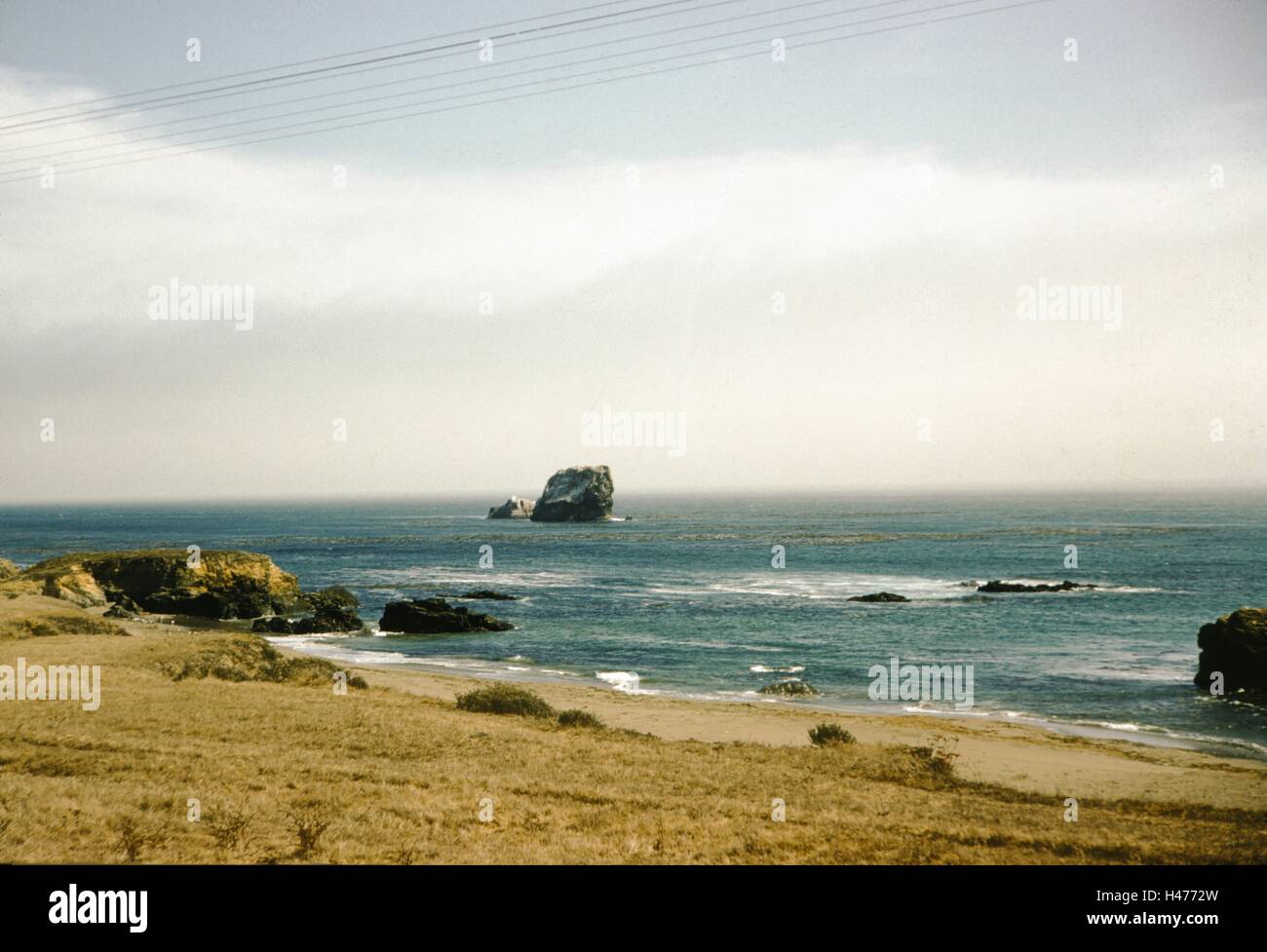 Große Felsen erheben sich aus dem Wasser sofort weg von dieser Küste, 1960 Stockfoto