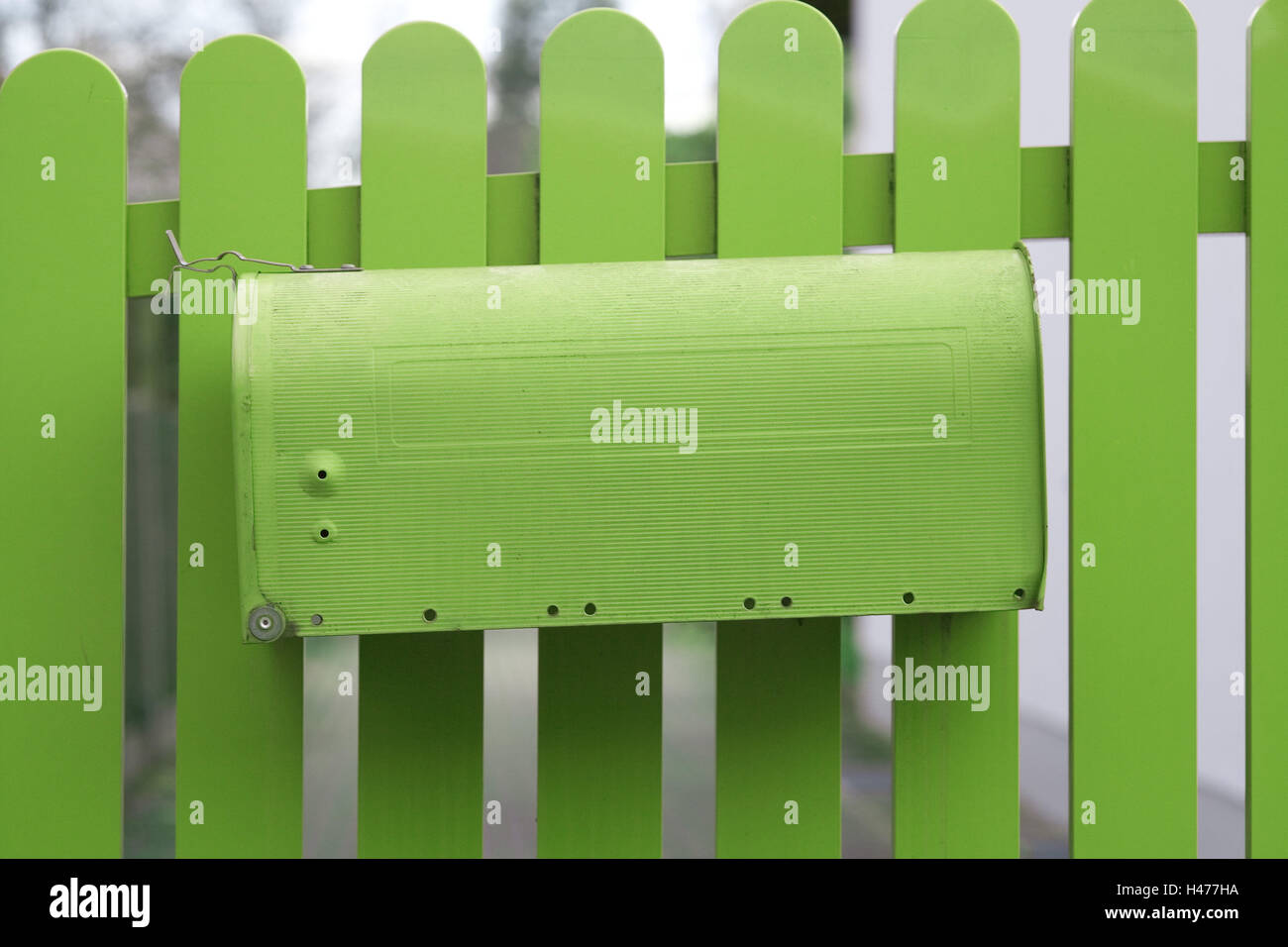 Grüne Postfach bei grünen Staketen Stockfoto