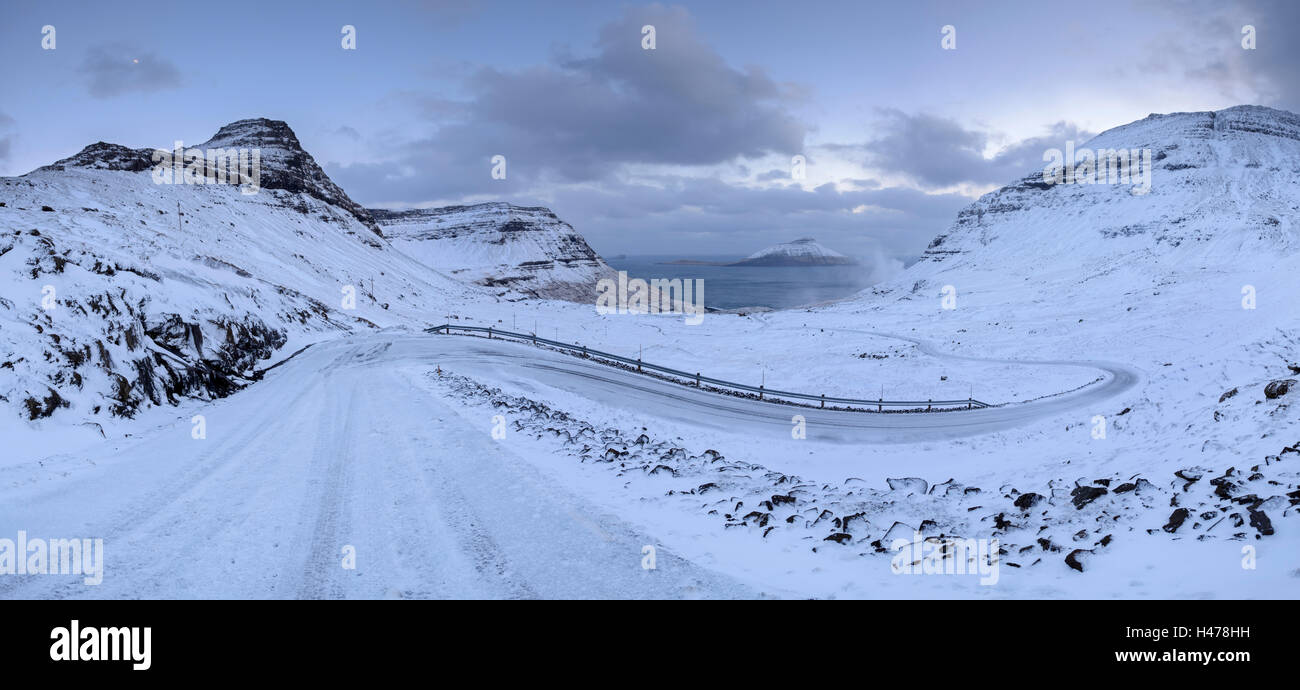 Schneebedeckte Bergstraße auf der Insel Streymoy, Färöer Inseln, Dänemark, Europa. Winter (März) 2015. Stockfoto