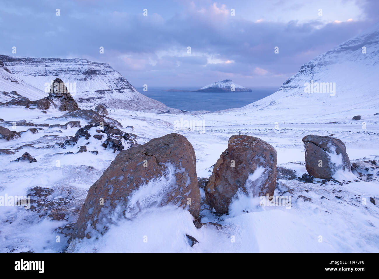 Schneebedeckte Streymoy Berglandschaft mit Blick auf die Insel Koltur, Färöer Inseln, Europa. Stockfoto