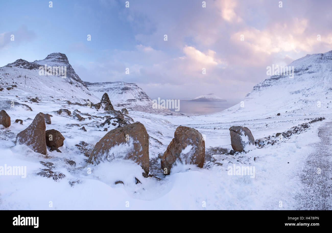 Schneebedeckte Berge auf der Insel Streymoy in Färöer, Dänemark, Europa.  Winter (März) 2015. Stockfoto