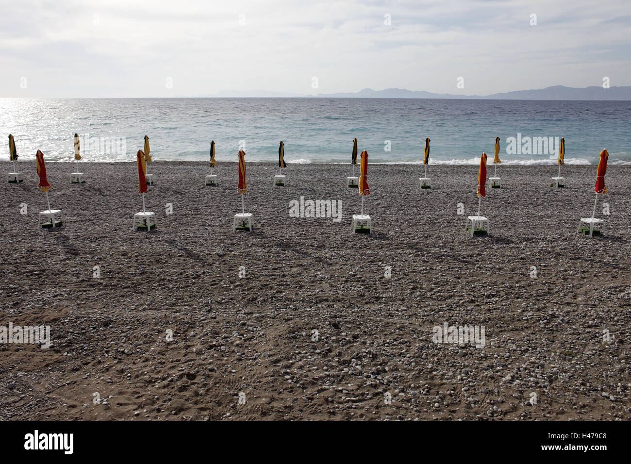 Griechenland, Rhodos, Strand, keine Menschen, vor-und Nachsaison, Sonnenschirme, geschlossen, Meer, Wasser, Horizont, Stockfoto