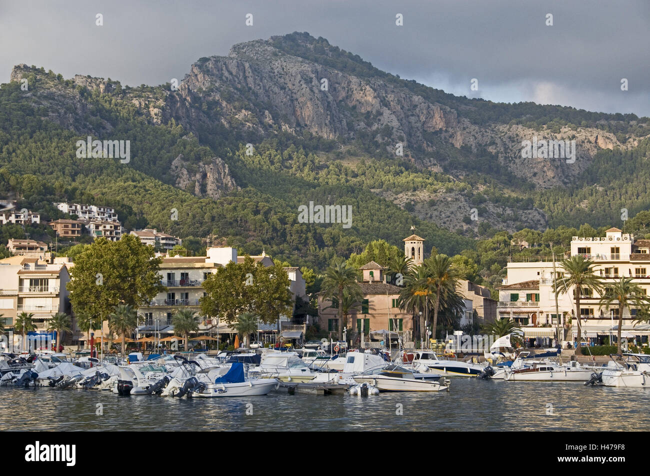 Spanien, Balearen, Mallorca, port de Sóller, Motorboote, Kirche, Hafen, Hotels, Stockfoto