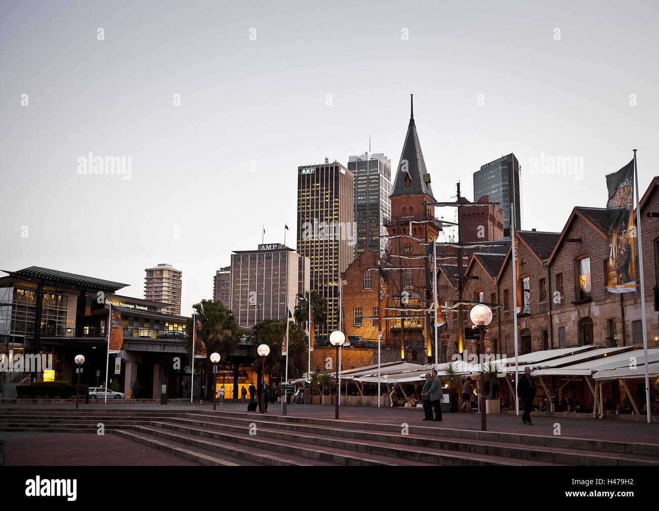 Australien, New South Wales, Sydney, Blick auf die Stadt, Dämmerung, Südaustralien, Dämmerung, Architektur, Illuminateds, Dämmerung, Hafen, Hafen vierte, Kultur, Metropole, Ziel, Ort von Interesse, Skyline, Stadt, Tourismus, Sehenswürdigkeit, Kirche, Kirchturm, Person, Tourist, Stockfoto