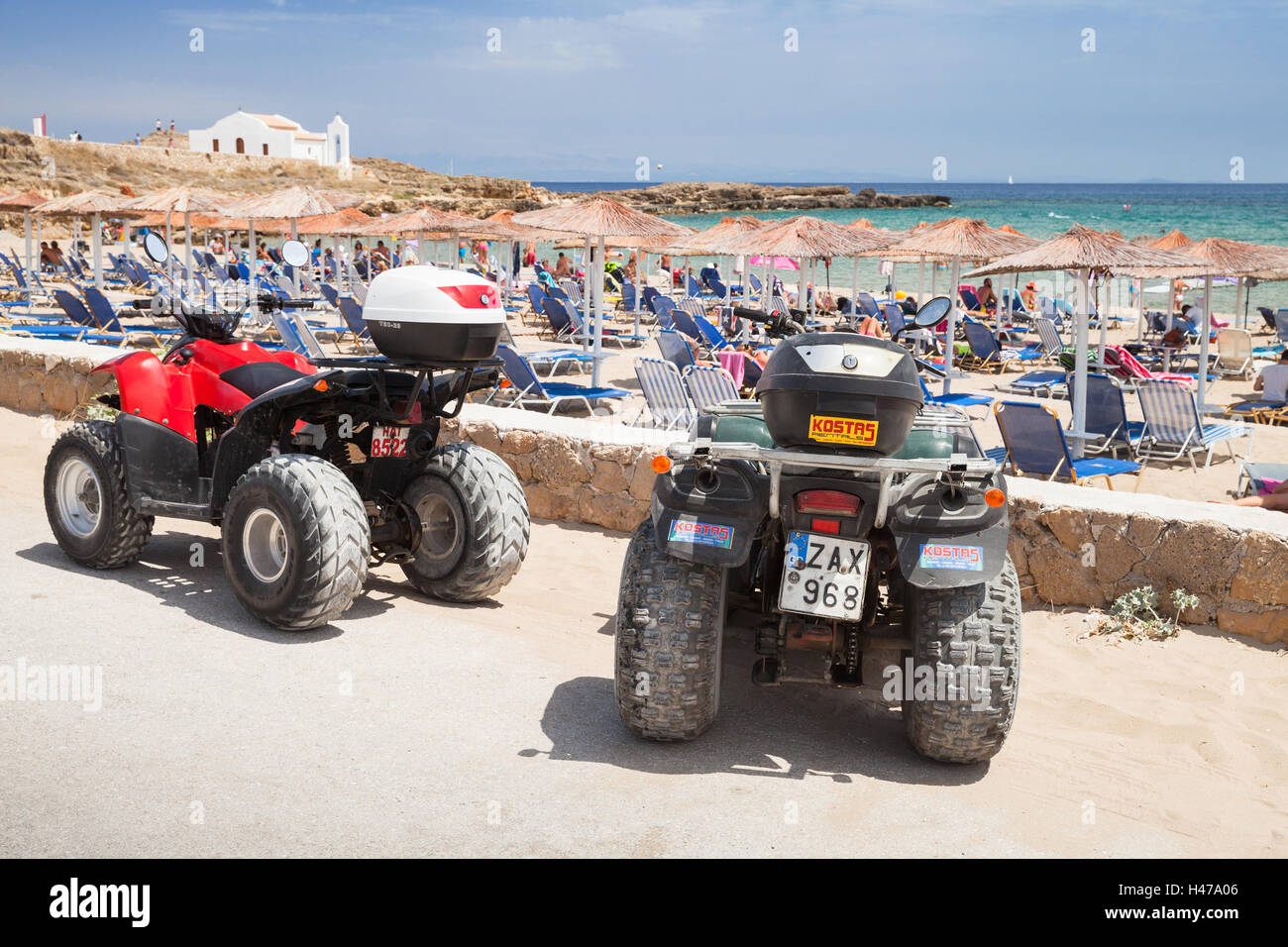 Zakynthos, Griechenland - 18. August 2016: ATV Quad-Bikes stehen in der Nähe von Agios Nikolaos Strand geparkt. Beliebte touristische Transportmittel auf Stockfoto