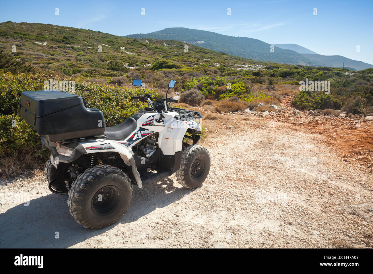 Zakynthos, Griechenland - 20. August 2016: White ATV Quad-Bike Aeon Overland 200 Stände auf ländliche Straße geparkt Stockfoto