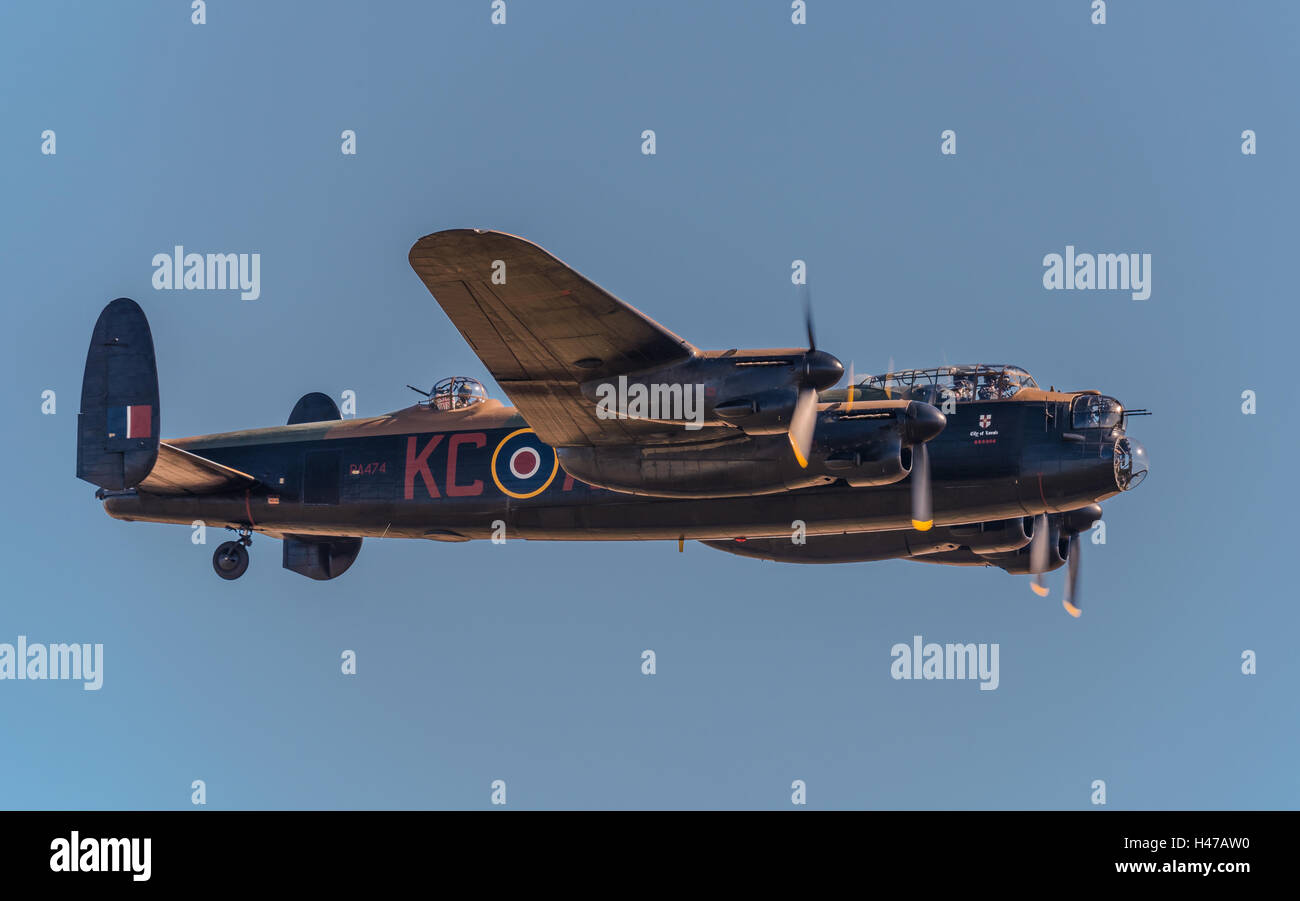 Das einzige flugfähige Avro Lancaster Bomber fliegen im Vereinigten Königreich, PA474, betrieben von Battle of Britain Memorial Flight. Stockfoto