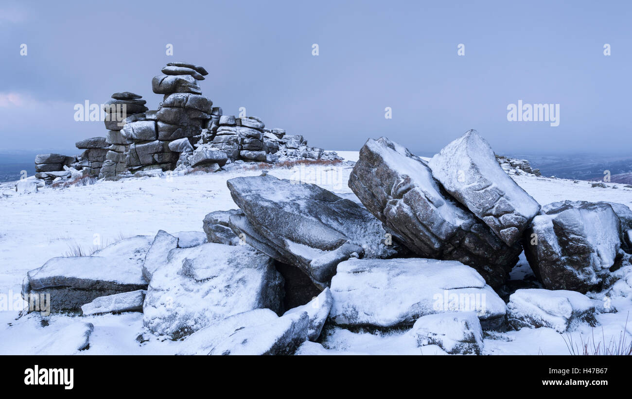 Schneebedeckte Granitfelsen am großen Grundnahrungsmittel Tor, Dartmoor, Devon, England. Winter (Januar) 2015. Stockfoto