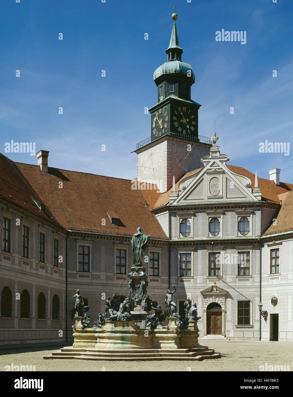 Deutschland, Oberbayern, München, Residenz, auch vor Gericht, Wittelsbacher gut, Süddeutschland, Bayern, Stadt, Innenstadt, Ort von Interesse, Gebäude, Architektur, Innenhof, Gericht, Brunnen, spielen Wasser, gut zahlen, Turm, Uhr, Uhr, Uhrturm, draußen, menschenleer, Stockfoto