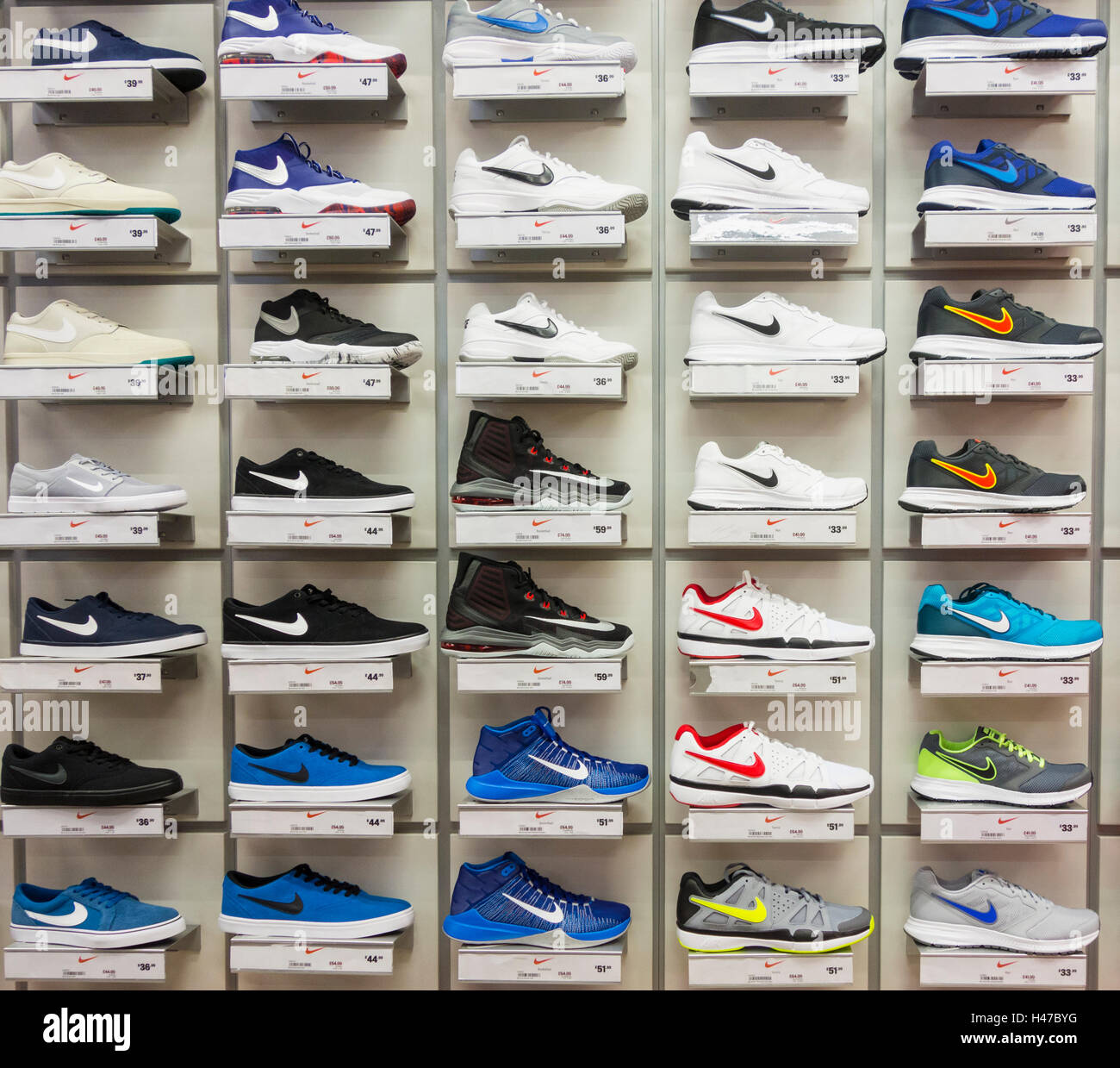 Nike Schuhe im Sports Direct Store Display. UK Stockfotografie - Alamy