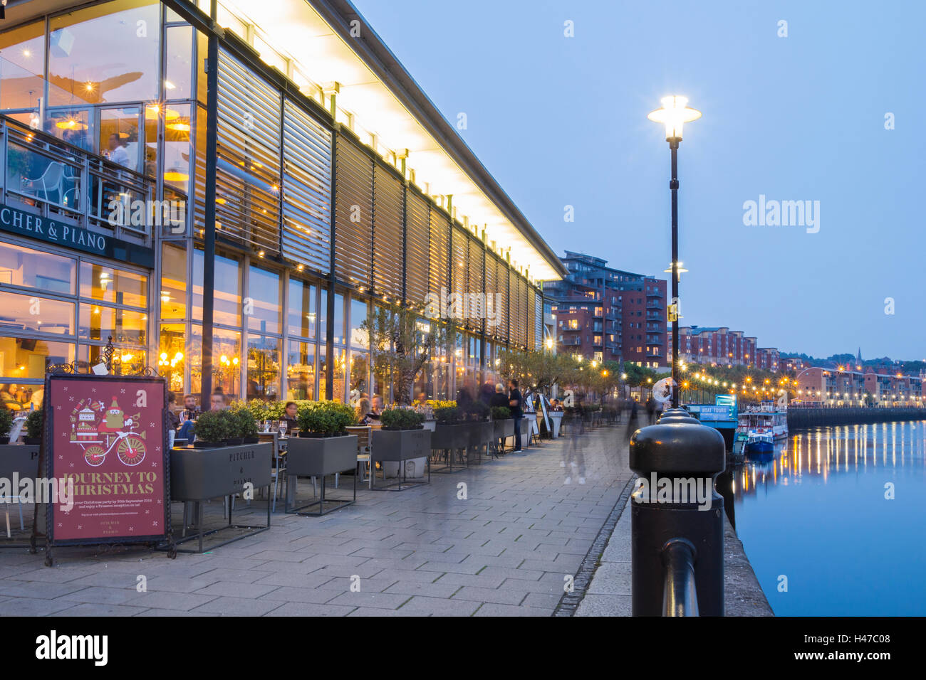 Krug & Klavier Pub mit Blick auf Fluss Tyne am Kai in Newcastle Upon Tyne, England. UK Stockfoto