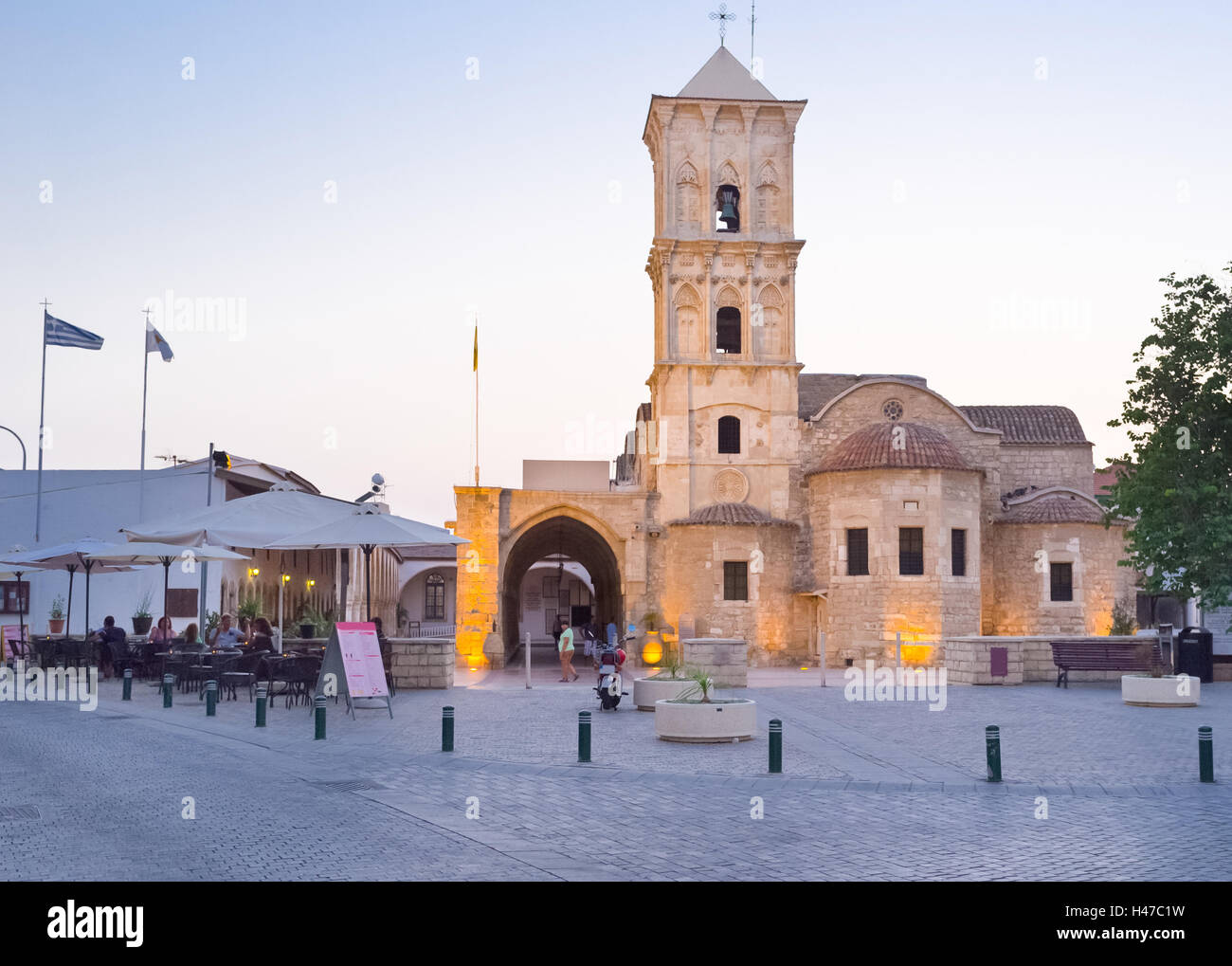 Der Abend Blick auf St. Lazarus Kirche, umgeben von der kirchlichen Museumsbau, Larnaca, Zypern Stockfoto