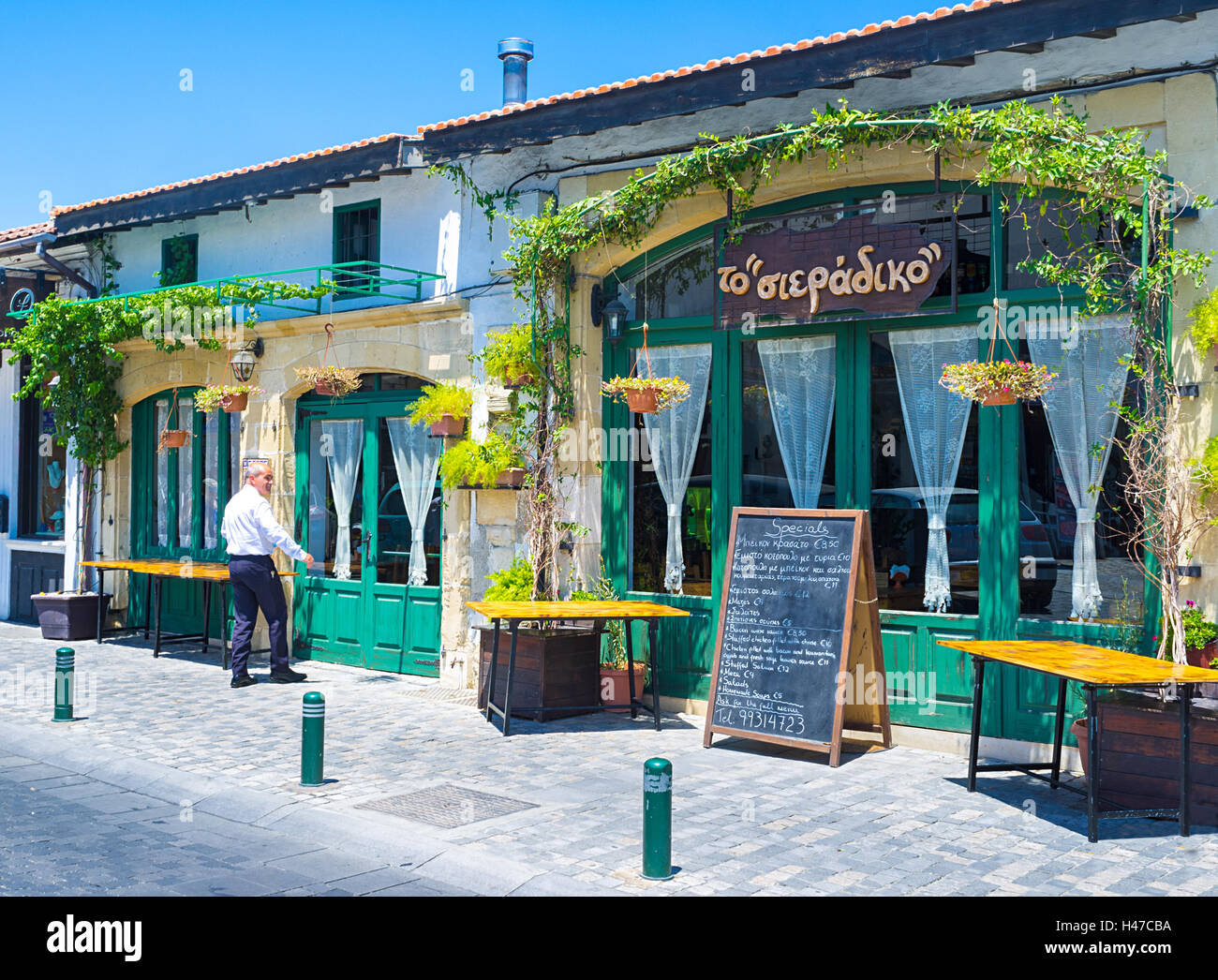 Das nette Café befindet sich in der alten Lagerhalle eingerichtet mit vielen Pflanzen und Blumen in Töpfen, Larnaca, Zypern Stockfoto