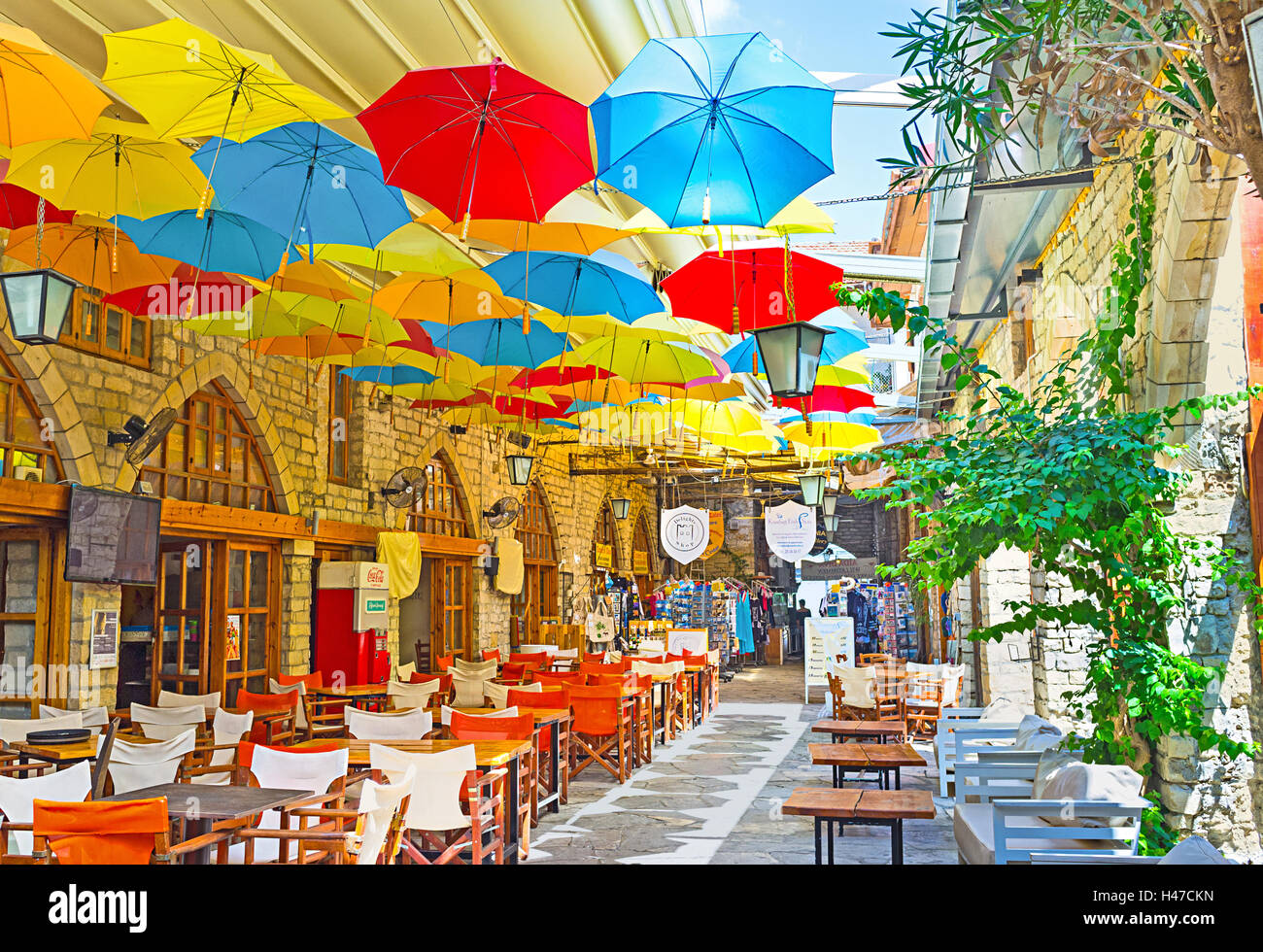 Viele bunte Schirme schmücken das Segeln der indoor Passage in der  Altstadt, Limassol, Zypern Stockfotografie - Alamy
