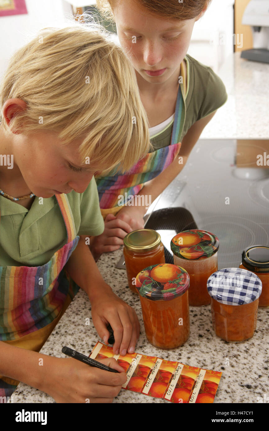 Kinder, Küche, Marmelade kochen, Brille, fertig, Befüllt Stockfotografie -  Alamy