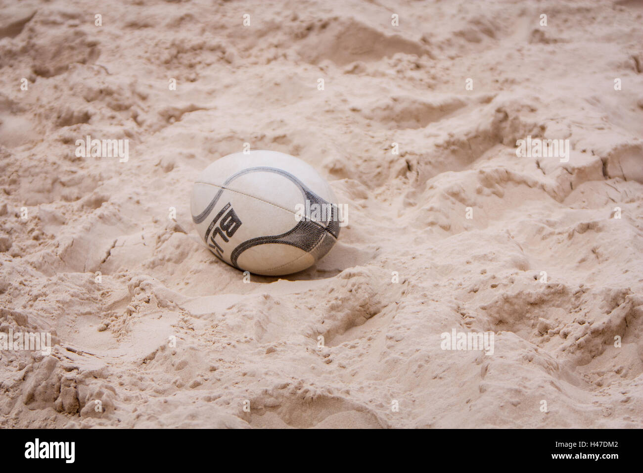Rugby-Ball im sand Stockfoto