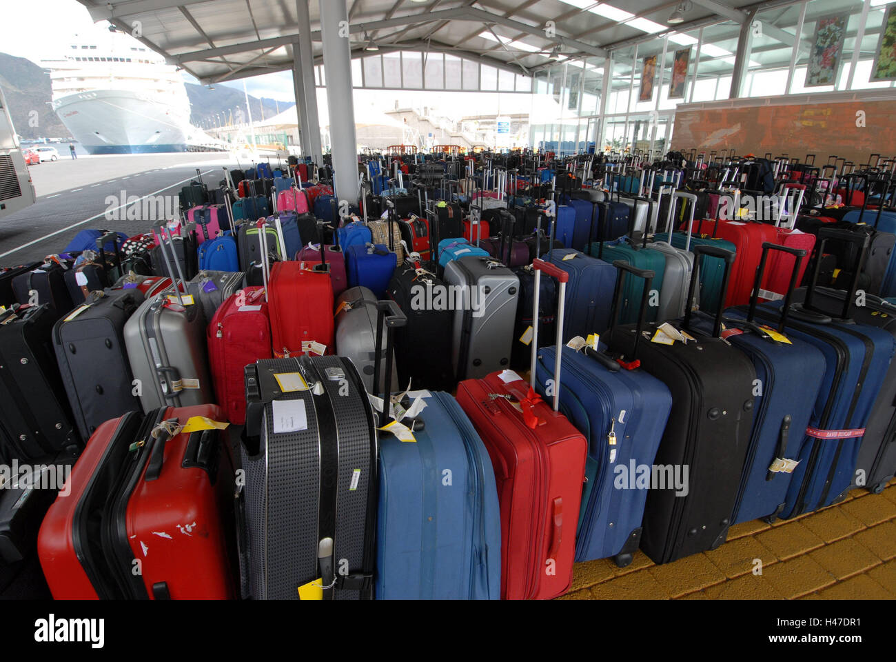 Seehafen, Halle, Koffer, Reise, Kreuzfahrt, Gepäck, Gepäck, anders,  aufgereiht, menschenleer, Überdachung, Fracht, laden, Sammlung, Tourismus,  viele Stockfotografie - Alamy