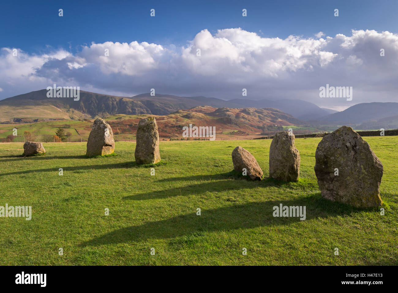 Magalithic stehenden Steinen, die Teil des Castlerigg Stone Circle in der Seenplatte, Cumbria, England. Herbst (November) 201 Stockfoto