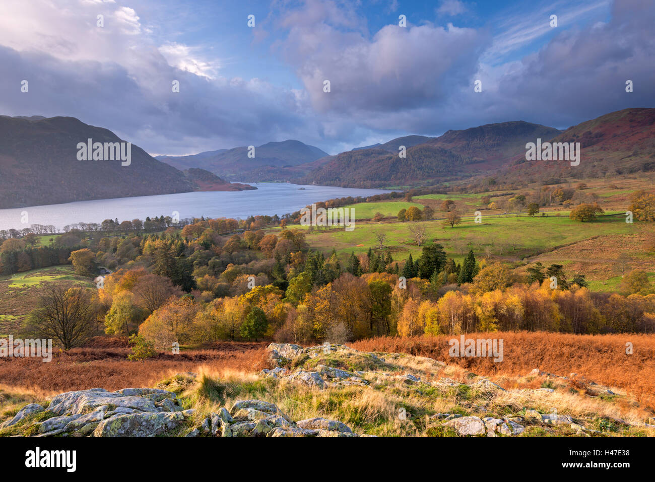 Herbstlicher Blick auf Ullswater im Lake District National Park, Cumbria, England. Herbst (November) 2014. Stockfoto
