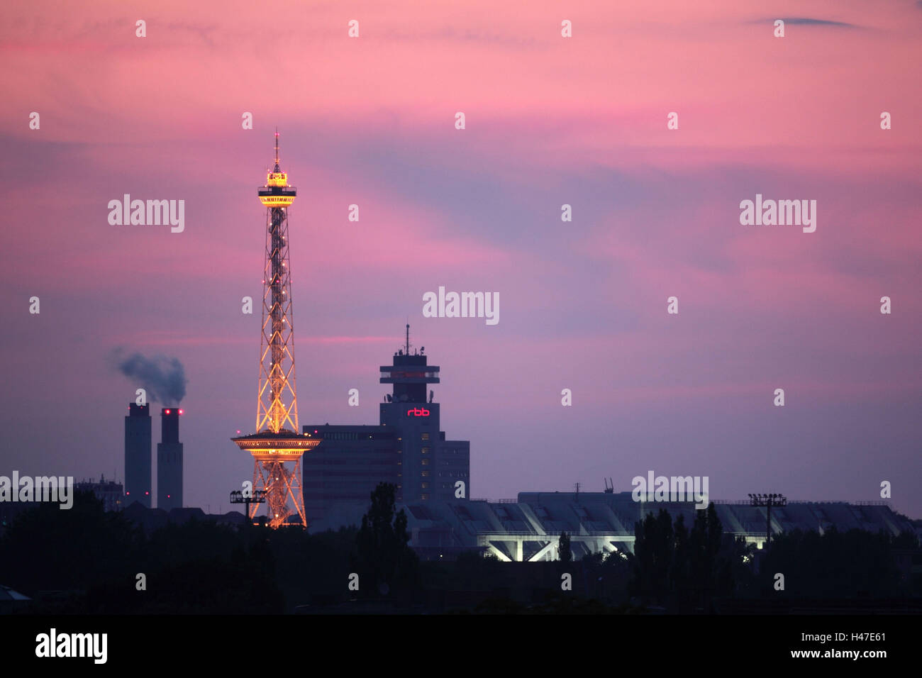 Berlin, Funkturm und RBB Gebäude, Abend Himmel, Stockfoto