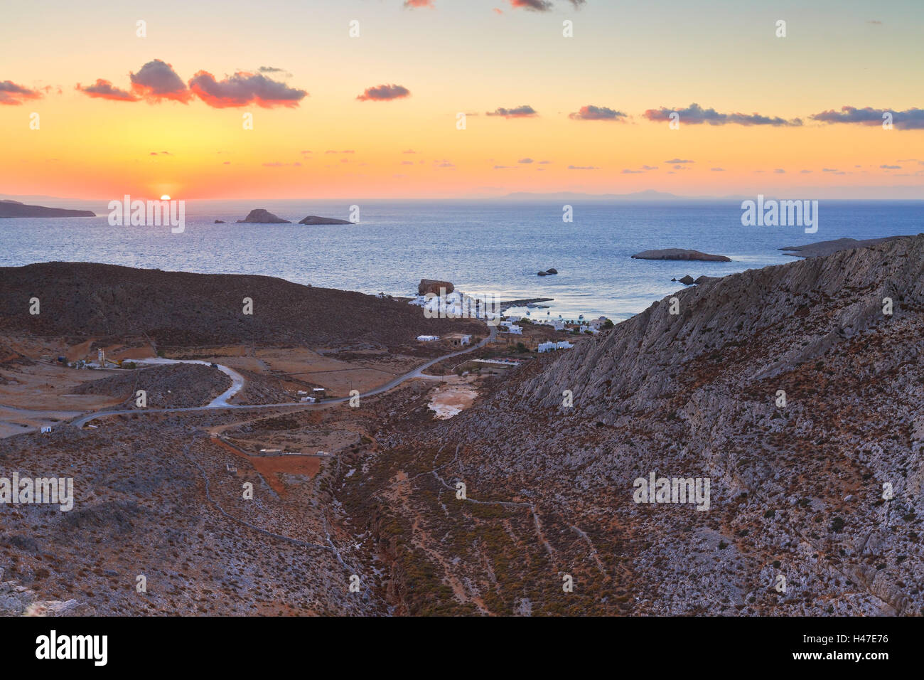 Blick auf Karavostasis Dorf aus einem nahe gelegenen Berg. Stockfoto