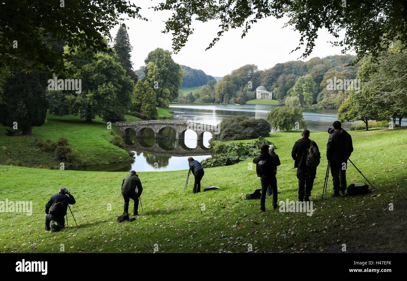 Lokale Fotografen erfassen die Herbstfarben im Stourhead in Wiltshire ausgestellt. Stockfoto