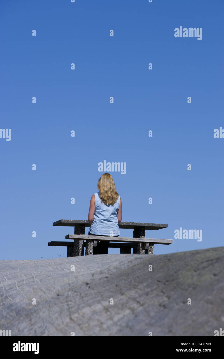 Frau, sitzen, ruhen Bank, Blick, ein-hundert-Mark-Bill, Himmel, Stockfoto