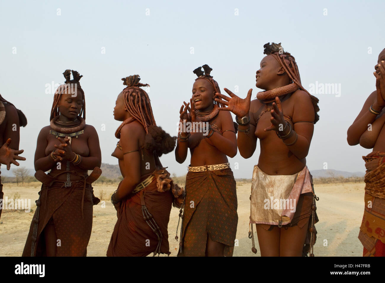 Afrika, Namibia, Region Kunene, Kaokoveld, Himba-Frauen mit dem Tanzen, Stockfoto