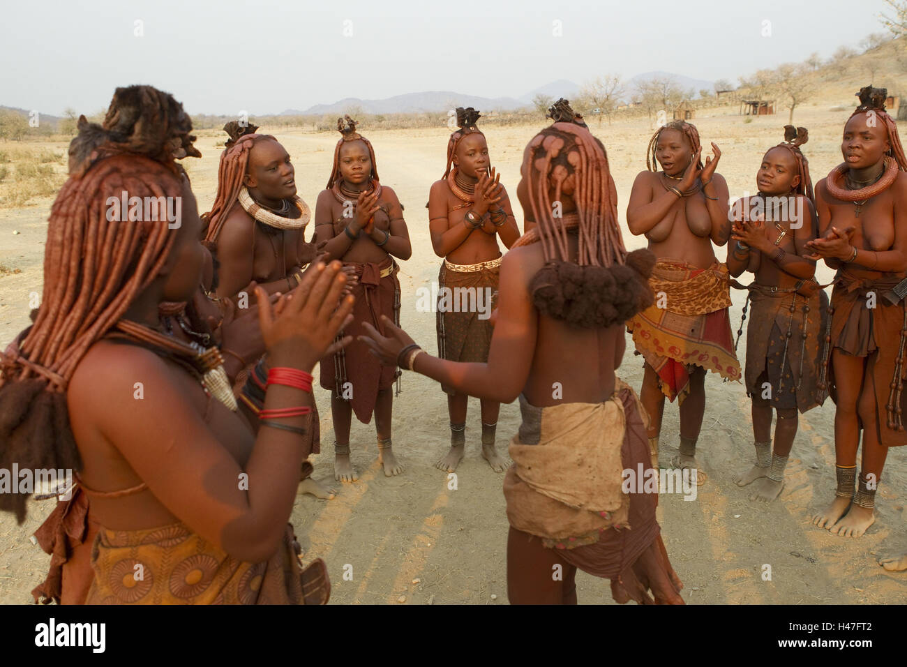 Afrika, Namibia, Region Kunene, Kaokoveld, Himba-Frauen mit dem Tanzen, Stockfoto