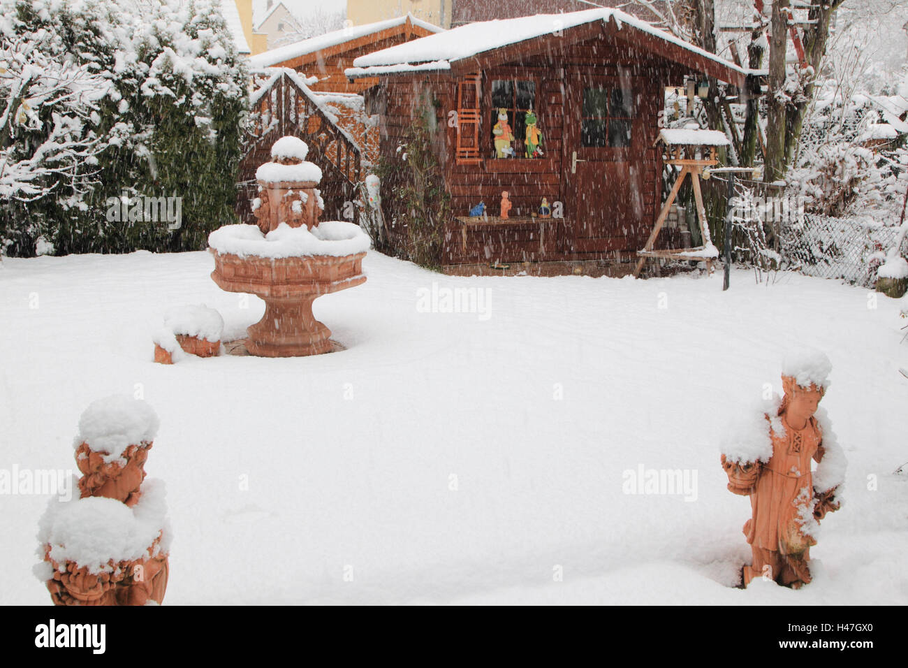 Sommerhaus mit Figuren in den Schnee schlagen Stockfoto
