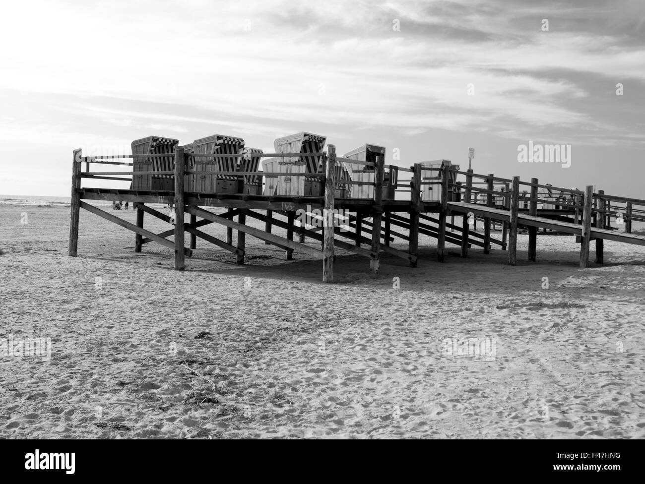 Liegestühle am Strand von St. Peter Ording (Dorf) Stockfoto