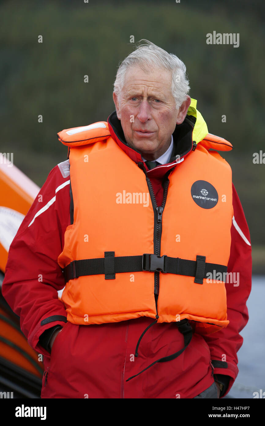 Der Prince Of Wales, bekannt als Duke of Rothesay während in Schottland, während eines Besuchs in einer nachhaltigen Lachsfarm bei Marine Harvest Loch Leven Fischfarm, am Loch Leven an überführt, von Fort William und Inverness-Shire. Stockfoto