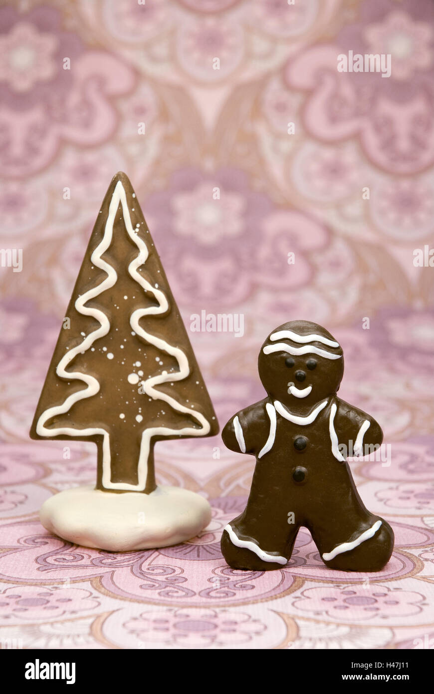 Lebkuchenmann und Weihnachtsbaum auf gemusterten Tapeten, Stockfoto