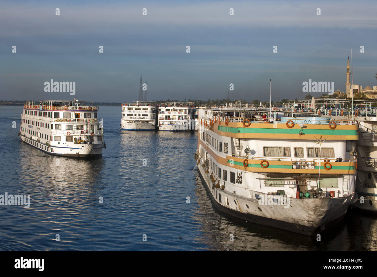 Ägypten, Luxor, Kreuzfahrtschiffe auf dem Nil, Stockfoto