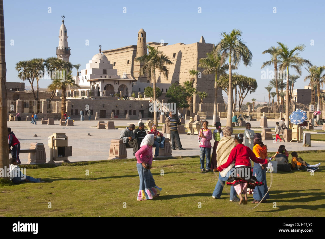 Ägypten, Luxor, Moschee der Heiligen Abu el-Haggag auf dem Gebiet der Luxor-Tempel, dahinter Pylon der Luxor-Tempel Stockfoto