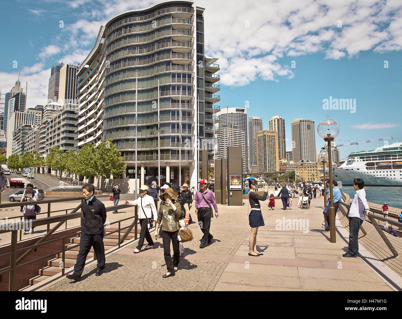 Australien, New South Wales, Sydney, Hafen, Tourist, Architektur, futuristisch, Hafen vierte, Person, Metropole, Moderning, Promenade, Reiseziel, Schiff, Ort von Interesse, Skyline, Stadt, Blick auf die Stadt, Tourismus, Sehenswürdigkeit, Wolkenkratzer, Hochhäuser, Gebäude, Stockfoto