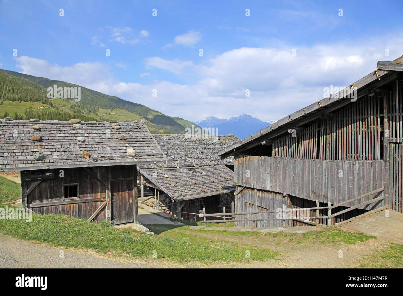 Italien, Südtirol, Bauernhof, Schindel Dächer, Ultental Ultner, Alpen, Alpzimmern, Bauernhaus, Berg Bauer, alte, nostalgisch, Nostalgie, Bauweise, Bretter, Holzwand, Lärche Holz, Schindeldach, Dach, im großen und ganzen Legschindeln, Steinen, Stockfoto