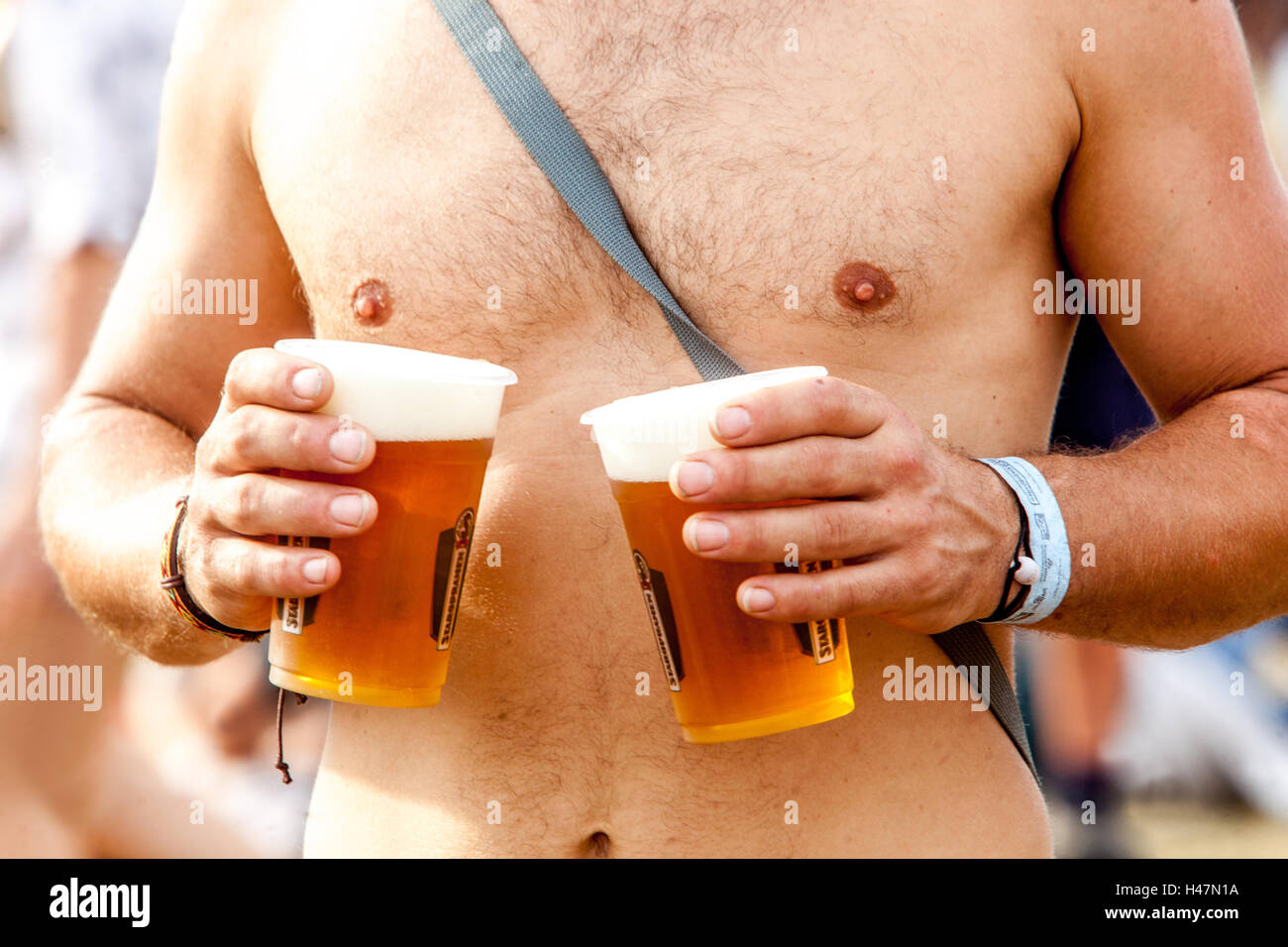 Mann und zwei tschechische Bier in Plastikbechern, Tschechische Republik Stockfoto