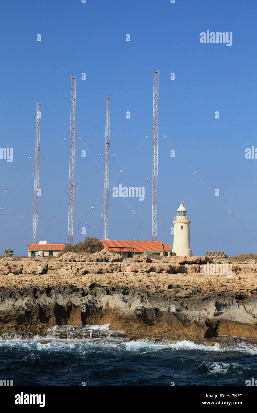 Leuchtturm und Antennen an der Südküste Zyperns, Stockfoto
