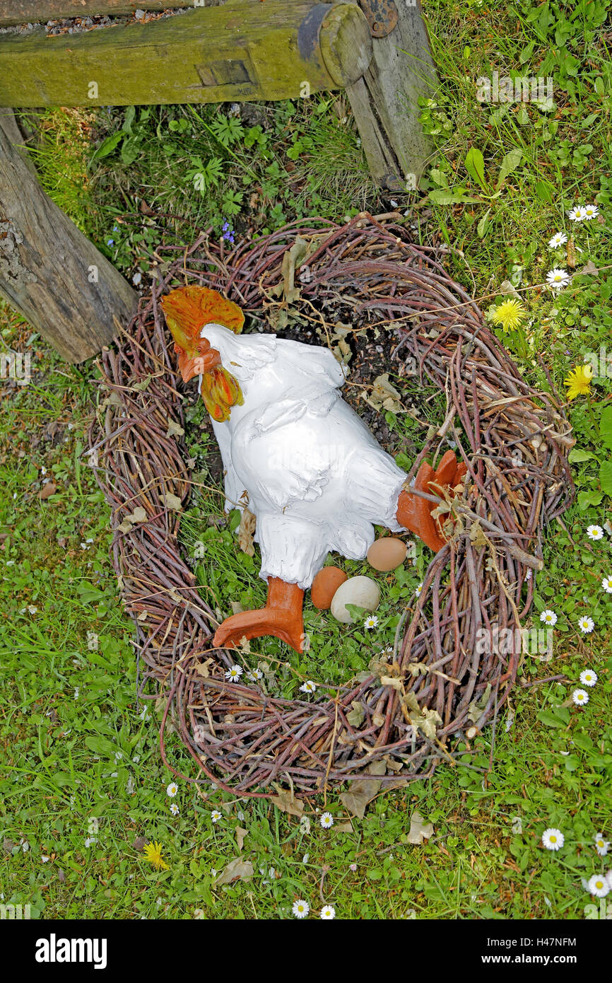Oster-Deko, Huhn liegt auf dem Rücken im Nest, Stockfoto
