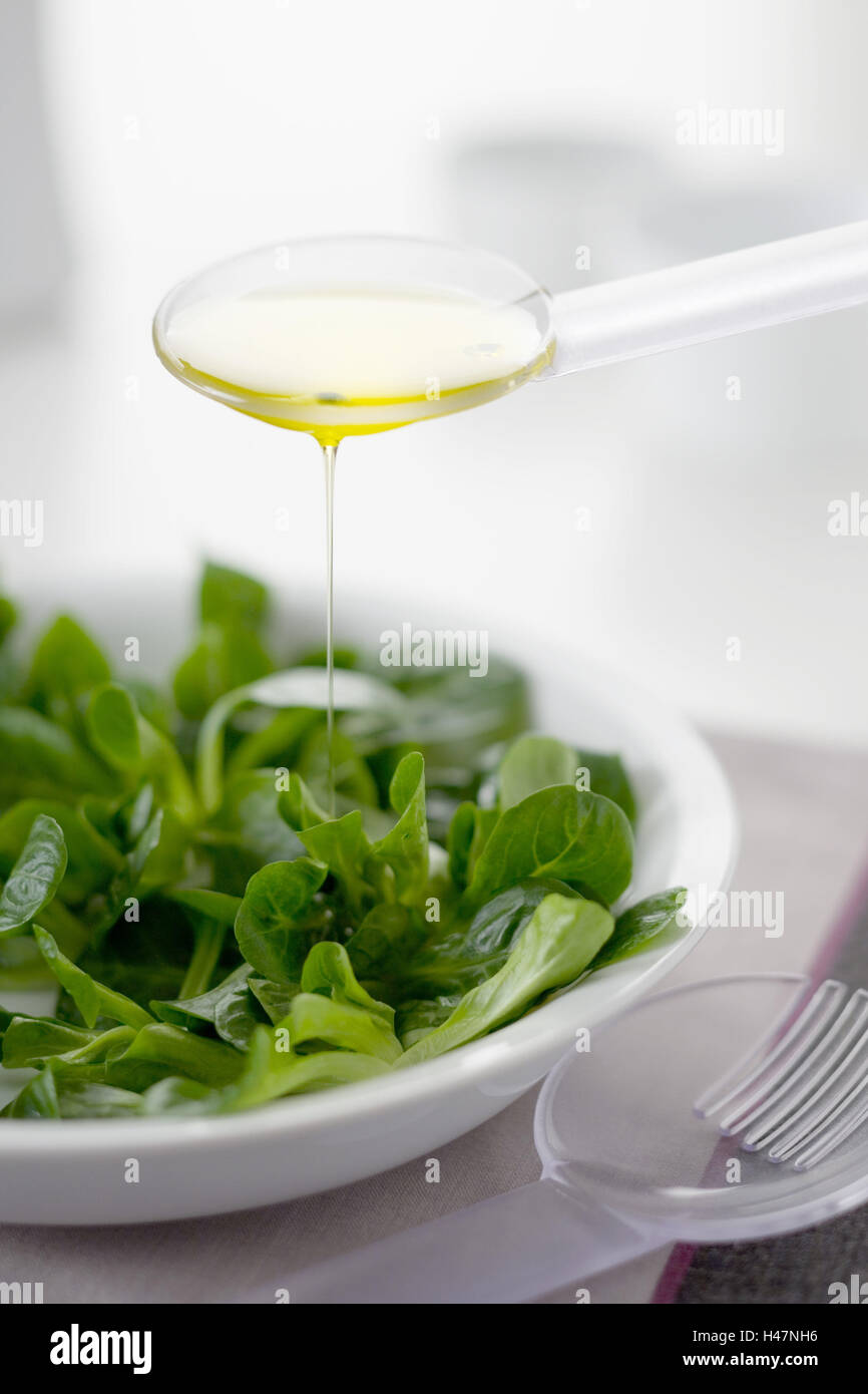 Feldsalat mit Olivenöl, Stockfoto