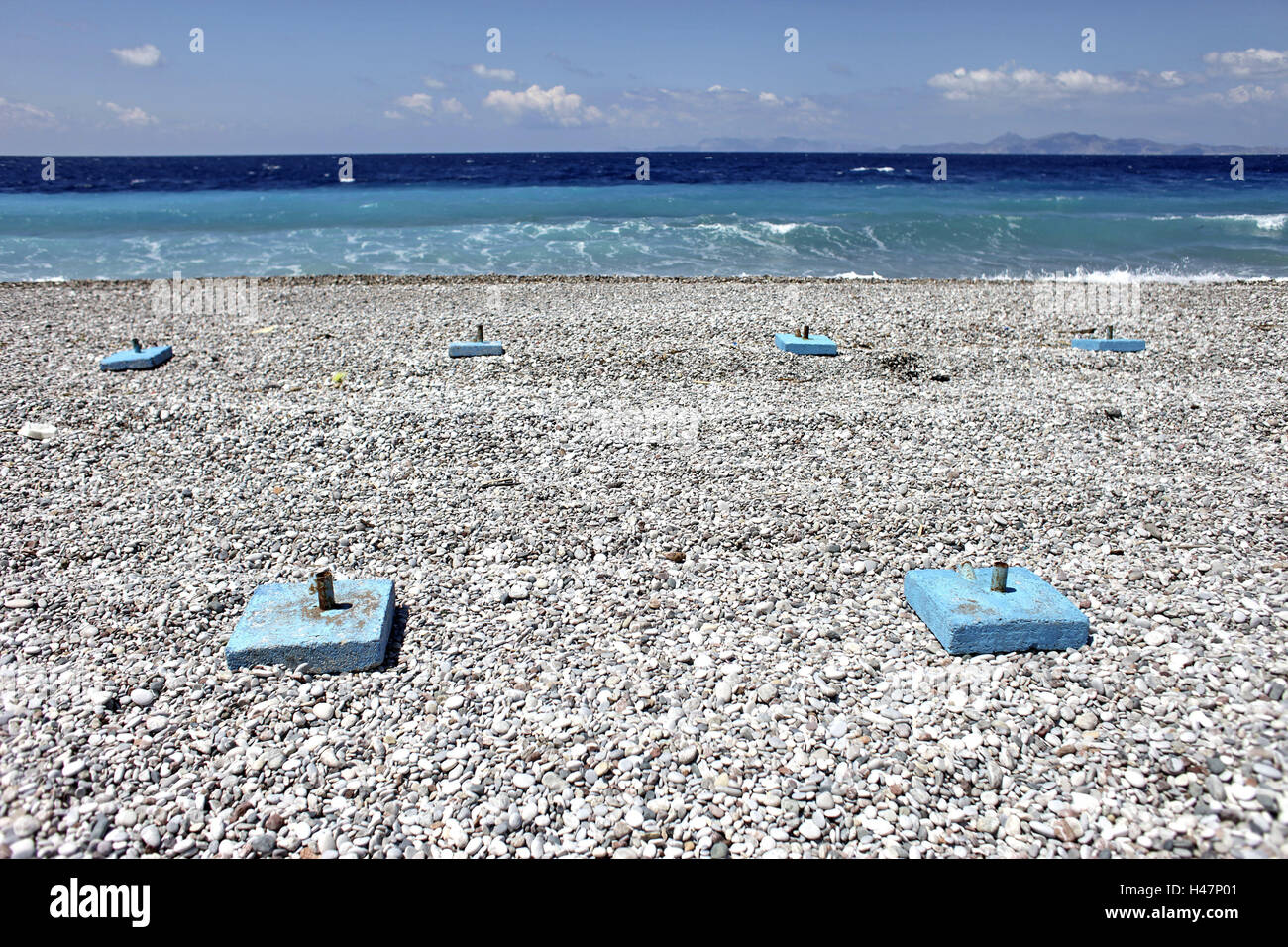 Griechenland, Rhodos, Strand, Schirmständer, Kiesstrand, keine Menschen  Stockfotografie - Alamy