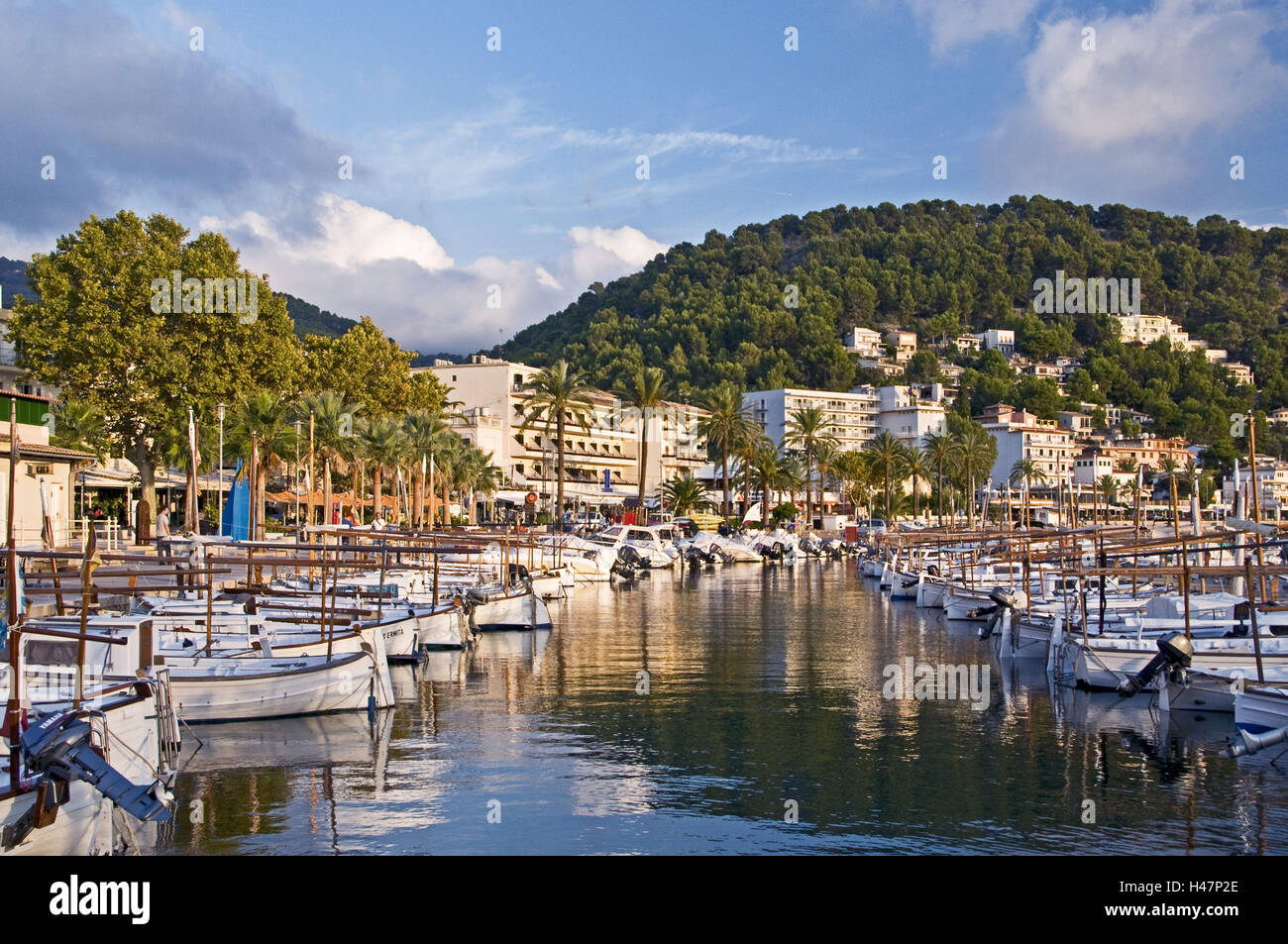 Spanien, die Balearen, Mallorca, Port de Sóller, Hafen, Motorboote, Hotels, Stockfoto